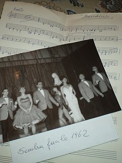 Armando Bandini Foto Di Scena Con Spartito Della Commedia Musicale Sembra Facile 1962